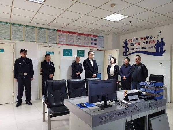 萬(wàn)載縣人民政府副縣長(zhǎng)、縣公安局長(zhǎng)黃彩勇帶隊(duì)調(diào)研萬(wàn)載縣人民醫(yī)院“平安醫(yī)院”建設(shè)情況